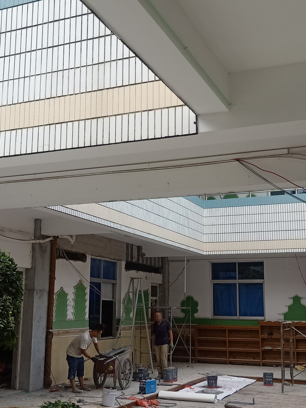 为什么用了瓷砖胶还要用瓷砖背胶？？？？