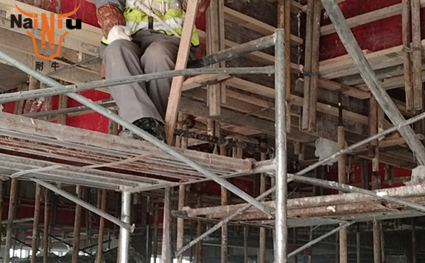 聚氨酯涂料成膜后起鼓或与下层脱落缘故原由？？？？？