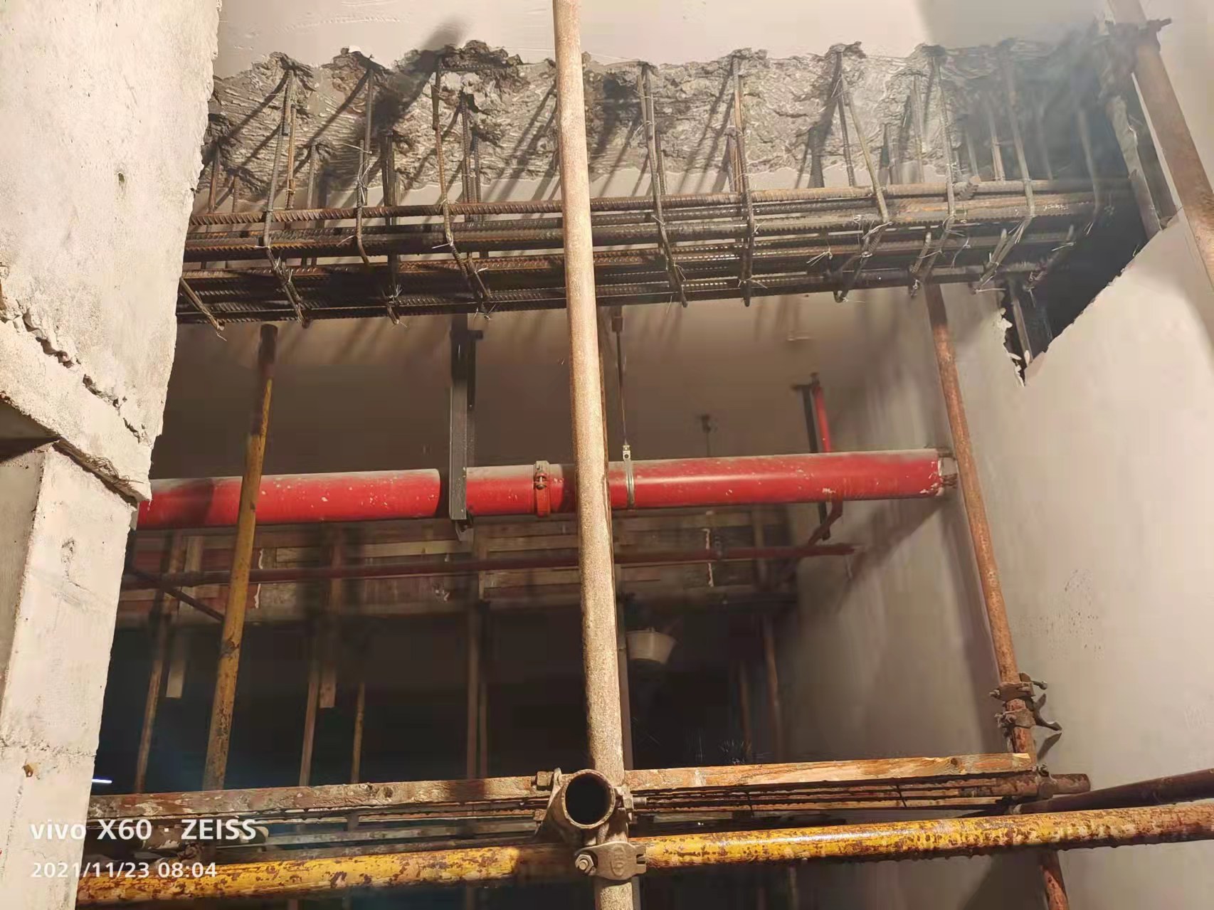 钢筋锈蚀后，，，，，混凝土结构性能或许会被裂化和破损